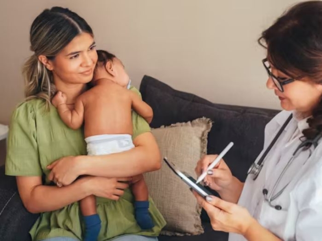 entretien_postnatal_sage-femme_jeune_maman_bebe
